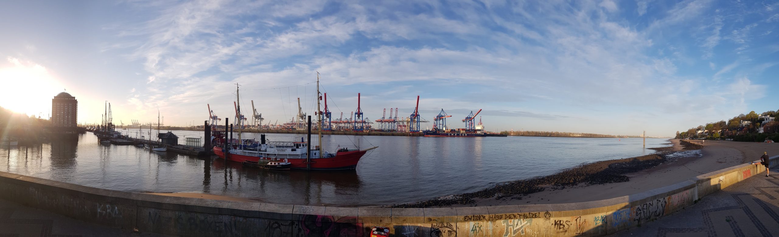 Panoramaansicht des Hafens in Altona Hamburg